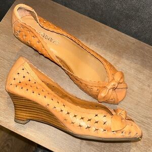 Aerosoles Women's "Peek-A-Bow" wedges